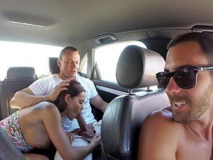 Video porno Satin Bloom pagando boquete no carro HD. Essa delicia antes de ir pro motel dar sua buceta mamando um cacete duro dentro do carro.