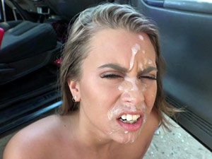 Video porno Loirinha 18 anos ganhando gozada na cara. Magrinha Jill Kassidy gosta de ficar cheia de porra no rosto.